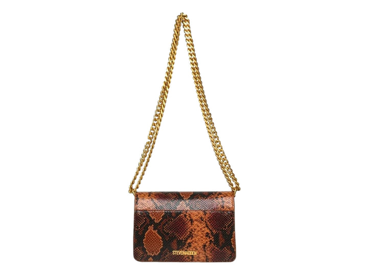 Bolso pequeño Steve Madden color marrón con estampado de serpiente y correa de cadena dorada.