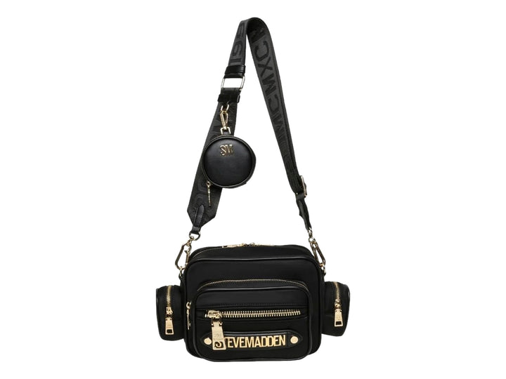 Bolso de hombro negro Steve Madden con detalles dorados, correa ancha y un pequeño monedero circular adjunto.