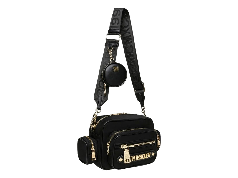 Bolso de hombro negro Steve Madden con detalles dorados, correa ancha y un pequeño monedero circular adjunto.