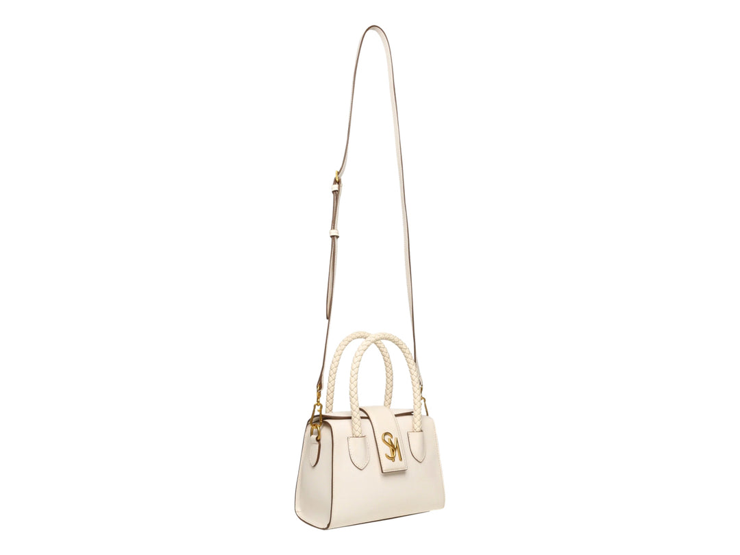 Bolso de mano color hueso con asa trenzada y logotipo SM dorado en el frente.