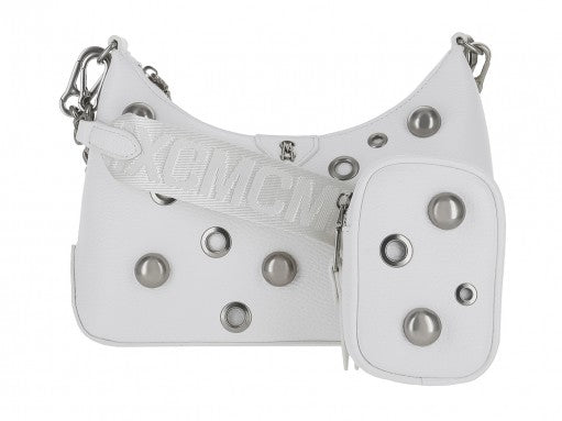 Bolso hobo blanco de Steve Madden con estoperoles plateados, correa ancha y un pequeño bolso complementario.