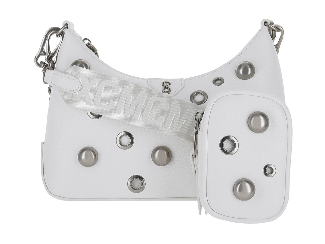 Bolso de hombro blanco Steve Madden con estoperoles plateados, correa ancha y un pequeño bolso adjunto.