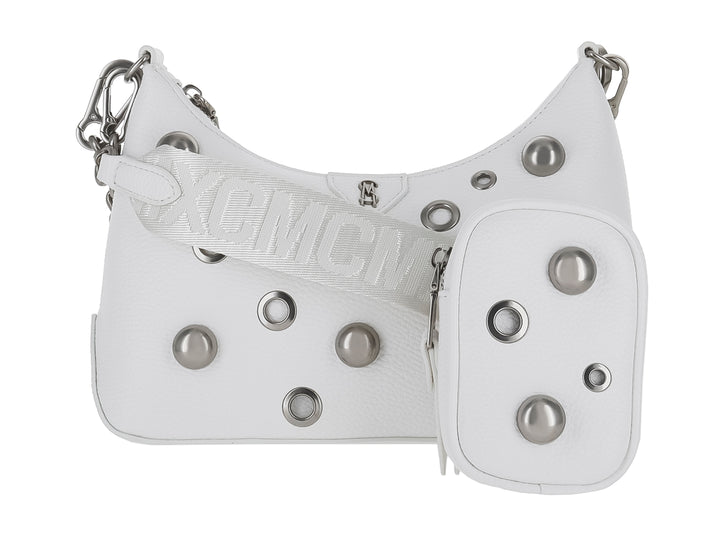 Bolso de hombro blanco Steve Madden con estoperoles plateados, correa ancha y un pequeño bolso adjunto.