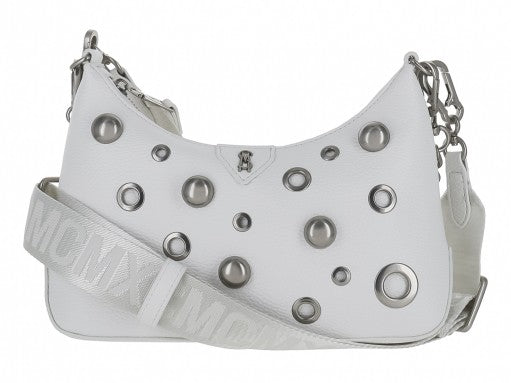 Bolso hobo blanco de Steve Madden con estoperoles plateados, correa ancha y un pequeño bolso complementario.
