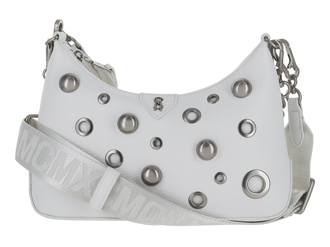 Bolso de hombro blanco Steve Madden con estoperoles plateados, correa ancha y un pequeño bolso adjunto.