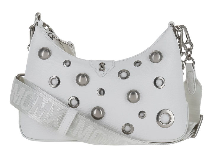 Bolso de hombro blanco Steve Madden con estoperoles plateados, correa ancha y un pequeño bolso adjunto.