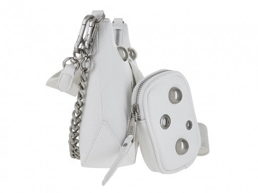 Bolso hobo blanco de Steve Madden con estoperoles plateados, correa ancha y un pequeño bolso complementario.