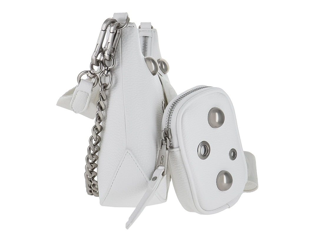 Bolso de hombro blanco Steve Madden con estoperoles plateados, correa ancha y un pequeño bolso adjunto.