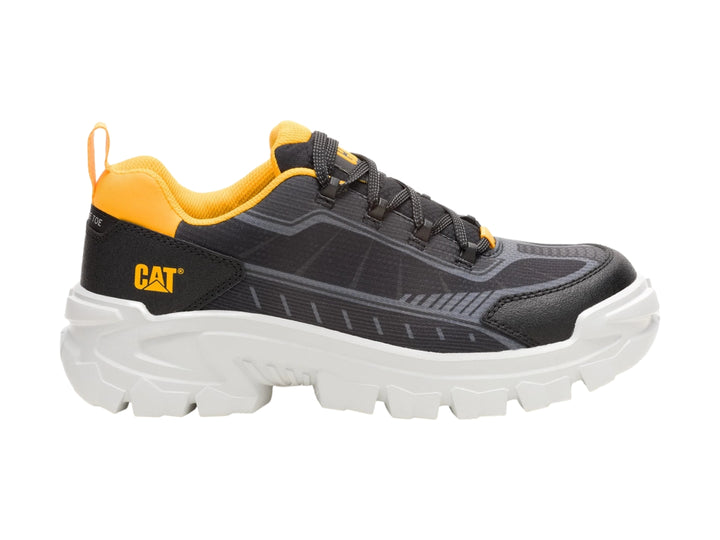 Tenis deportivos Caterpillar color negro con suela blanca y detalles amarillos.
