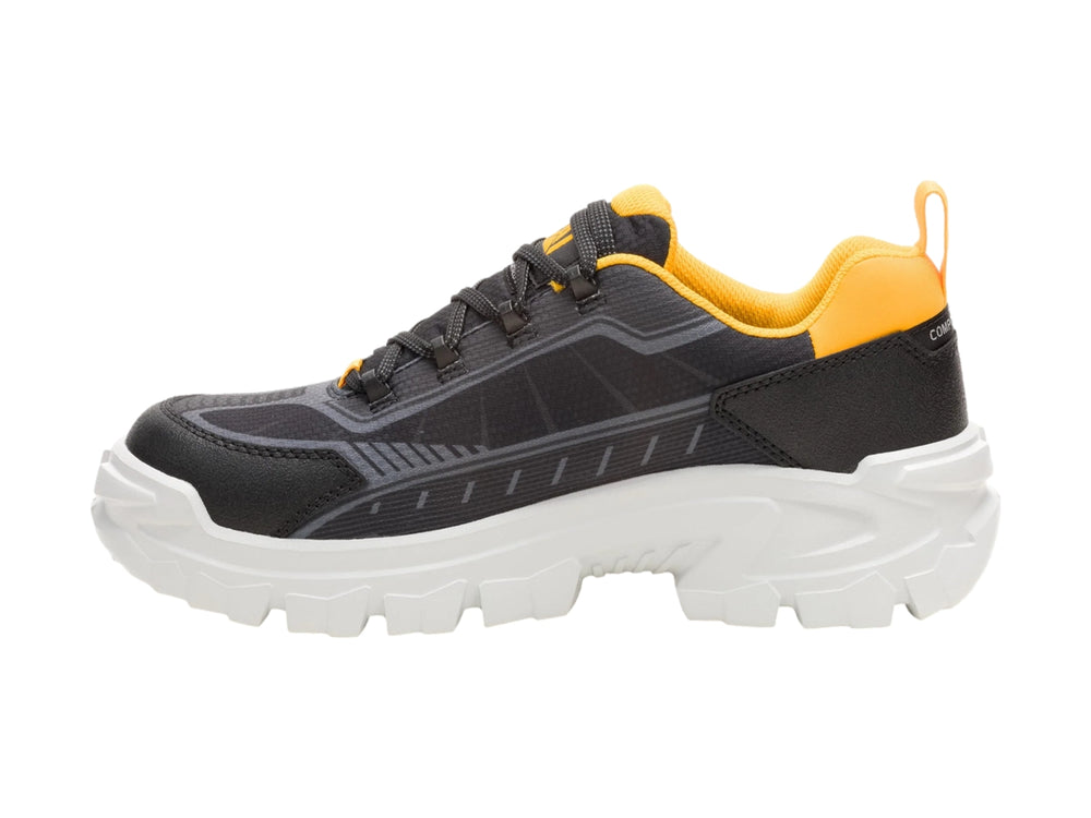 Tenis deportivos Caterpillar color negro con suela blanca y detalles amarillos.