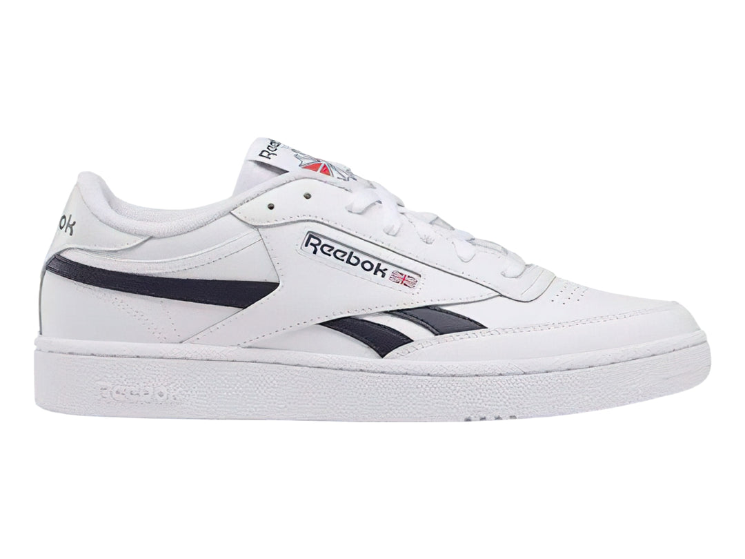 Tenis Reebok Club C Revenge blancos con detalles en azul marino y suela blanca.
