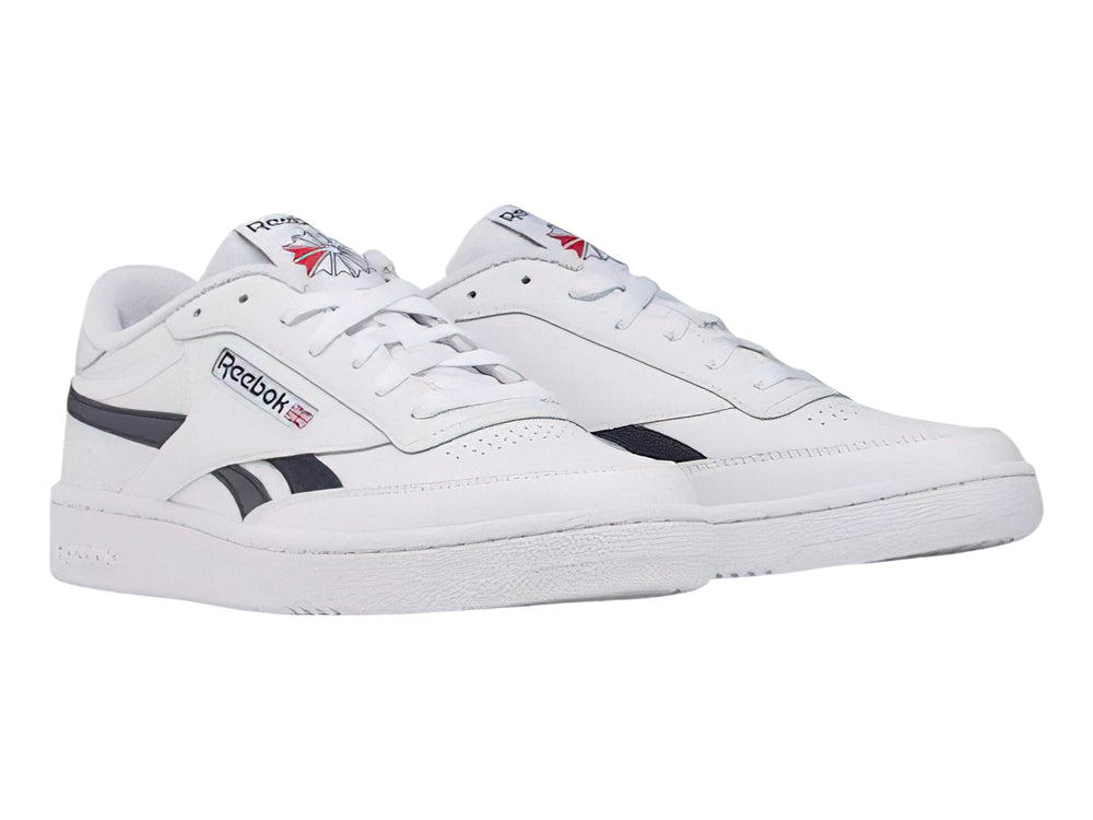 Tenis Reebok Club C Revenge blancos con detalles en azul marino y suela blanca.