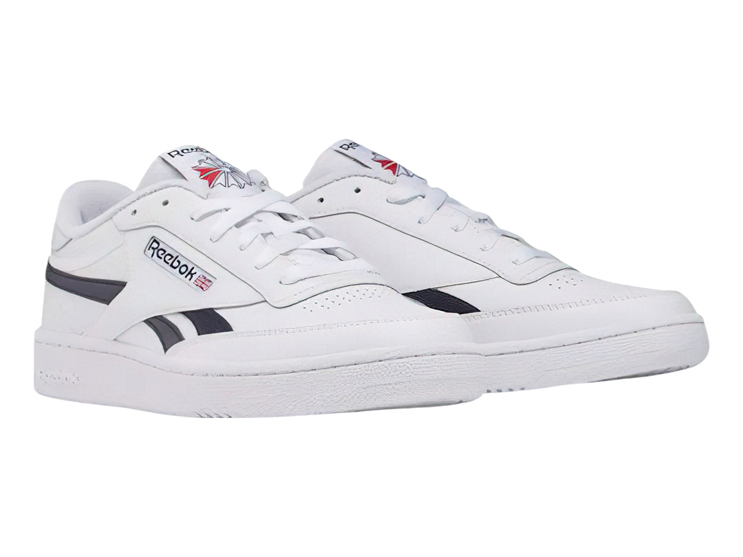 Tenis Reebok Club C Revenge blancos con detalles en azul marino y suela blanca.