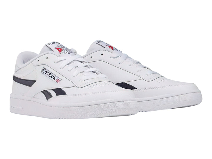 Tenis Reebok Club C Revenge blancos con detalles en azul marino y suela blanca.