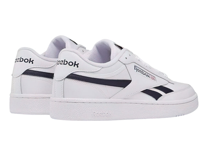 Tenis Reebok Club C Revenge blancos con detalles en azul marino y suela blanca.