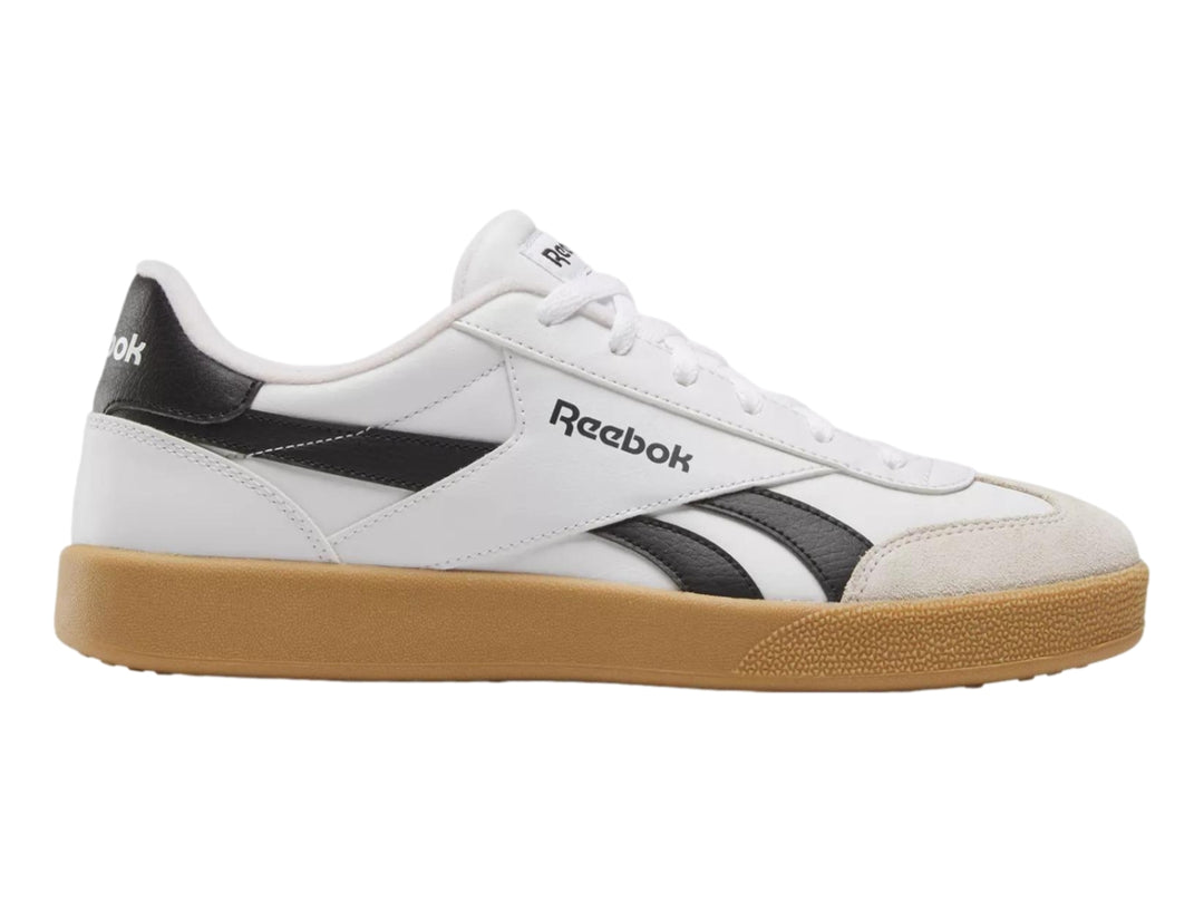 Tenis Reebok blancos con detalles en negro y suela de goma color café.