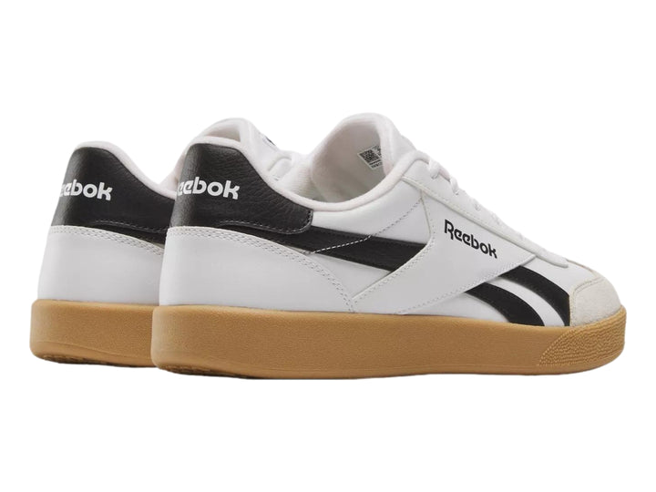 Tenis Reebok blancos con detalles en negro y suela de goma color café.