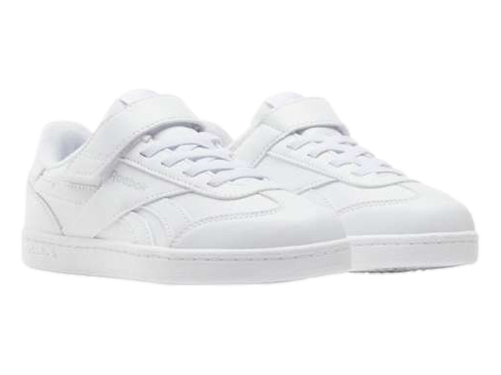 Tenis blancos Reebok de corte bajo con correa ajustable y agujetas.