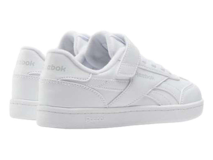 Tenis blancos Reebok de corte bajo con correa ajustable y agujetas.