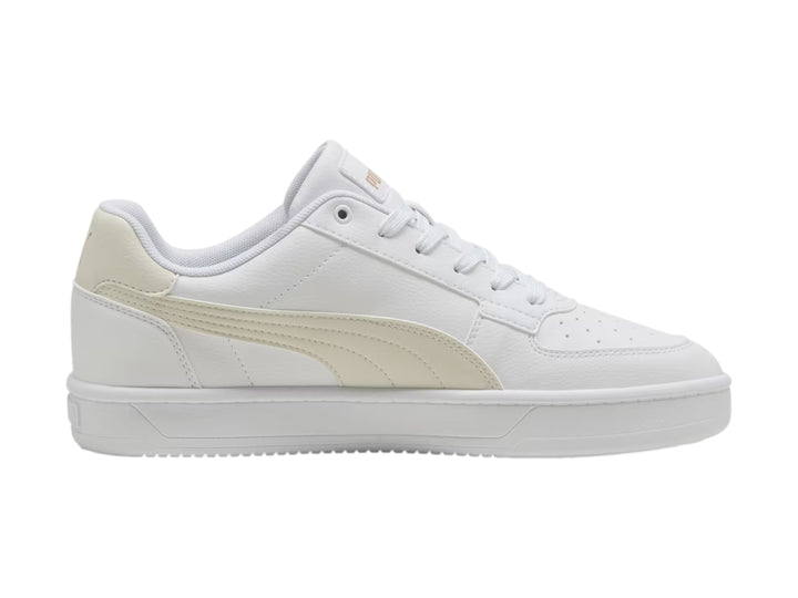 Tenis PUMA blancos con detalles en dorado, diseño clásico de corte bajo y suela blanca.