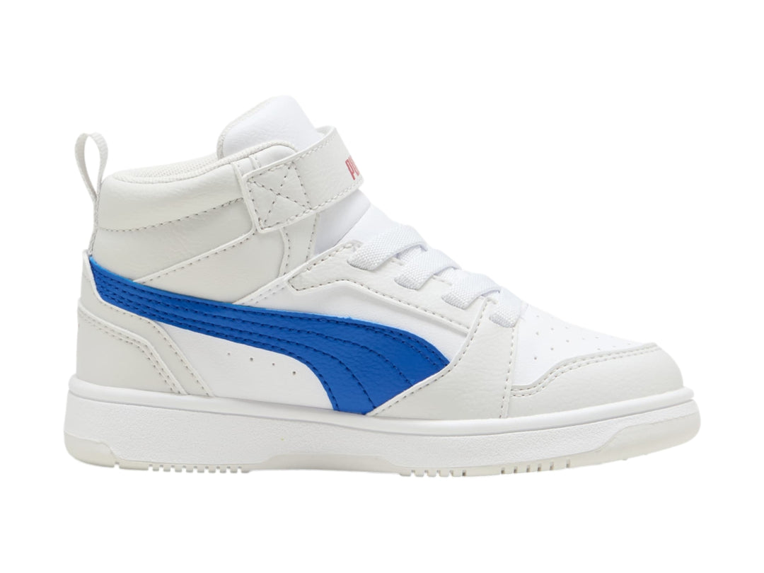 Tenis PUMA blancos de corte alto con franja azul lateral y suela blanca para niños.