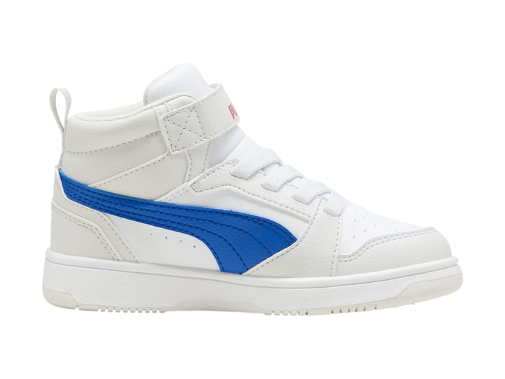 Tenis PUMA blancos de corte alto con franja azul lateral y suela blanca para niños.
