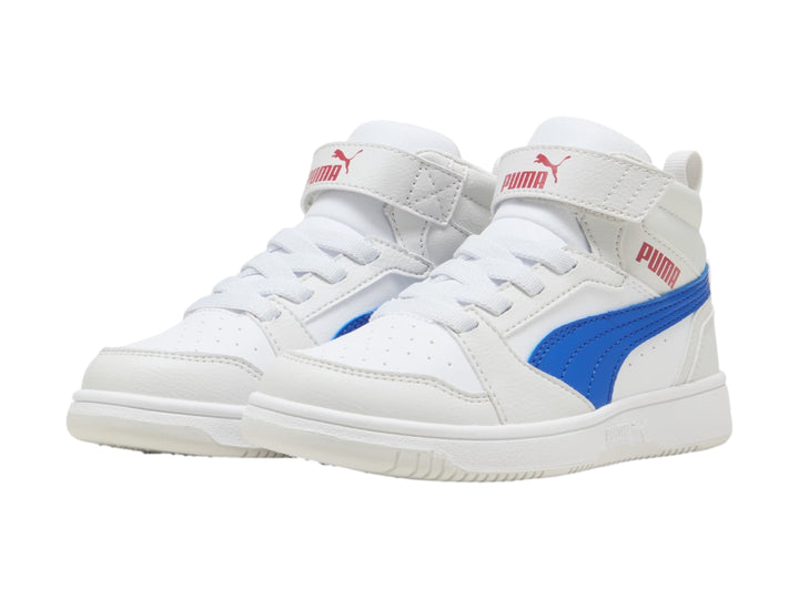 Tenis PUMA blancos de corte alto con franja azul lateral y suela blanca para niños.