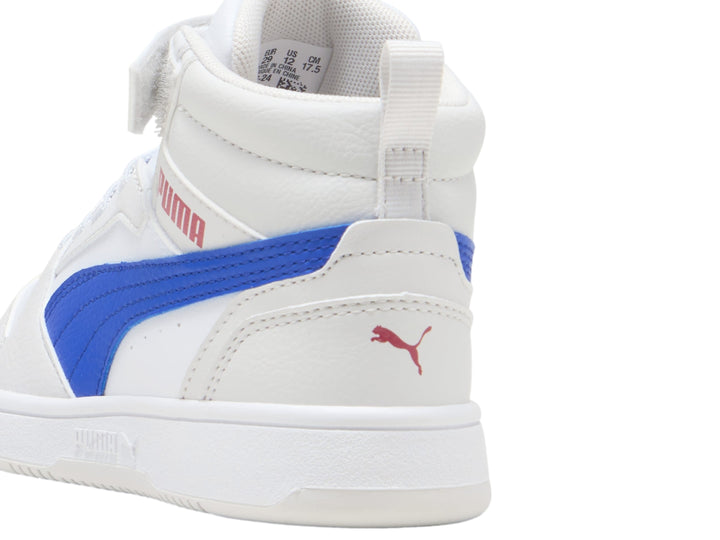 Tenis PUMA blancos de corte alto con franja azul lateral y suela blanca para niños.