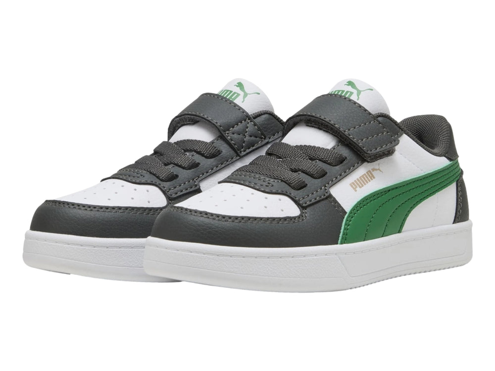 Tenis PUMA Caven 2.0 AC+PS para niño en colores blanco, gris y verde con cierre de correa y agujetas.