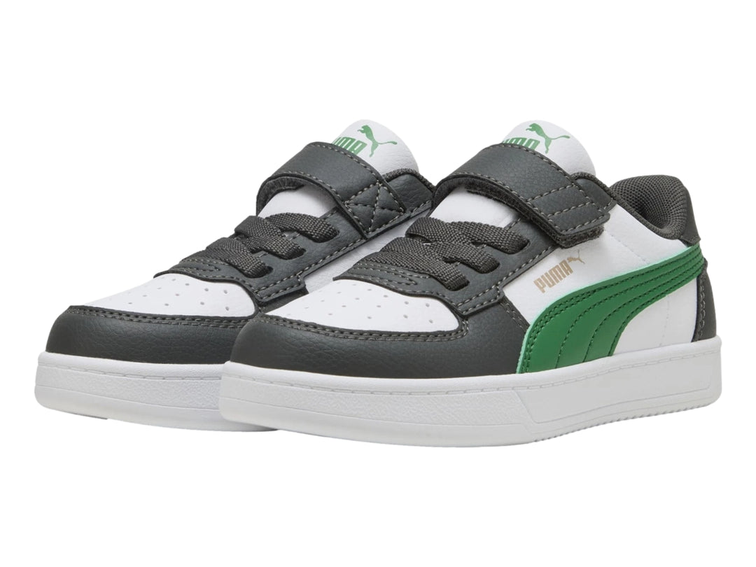 Tenis PUMA Caven 2.0 AC+PS para niño en colores blanco, gris y verde con cierre de correa y agujetas.