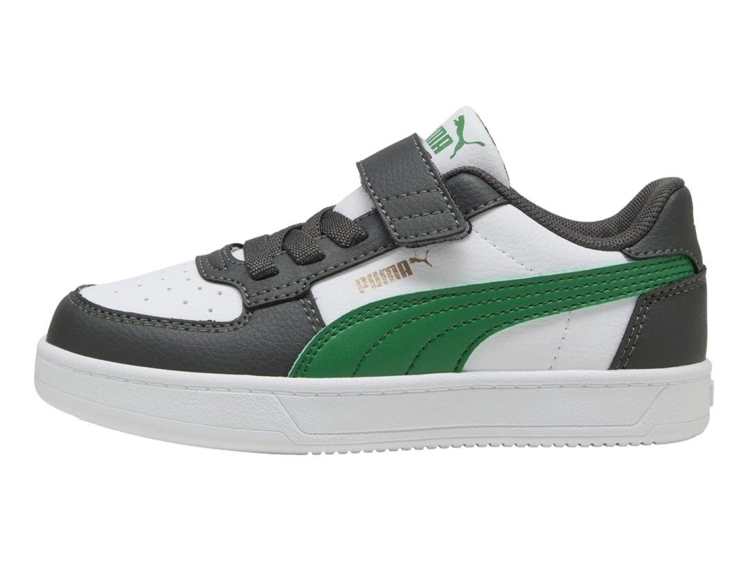 Tenis PUMA Caven 2.0 AC+PS para niño en colores blanco, gris y verde con cierre de correa y agujetas.