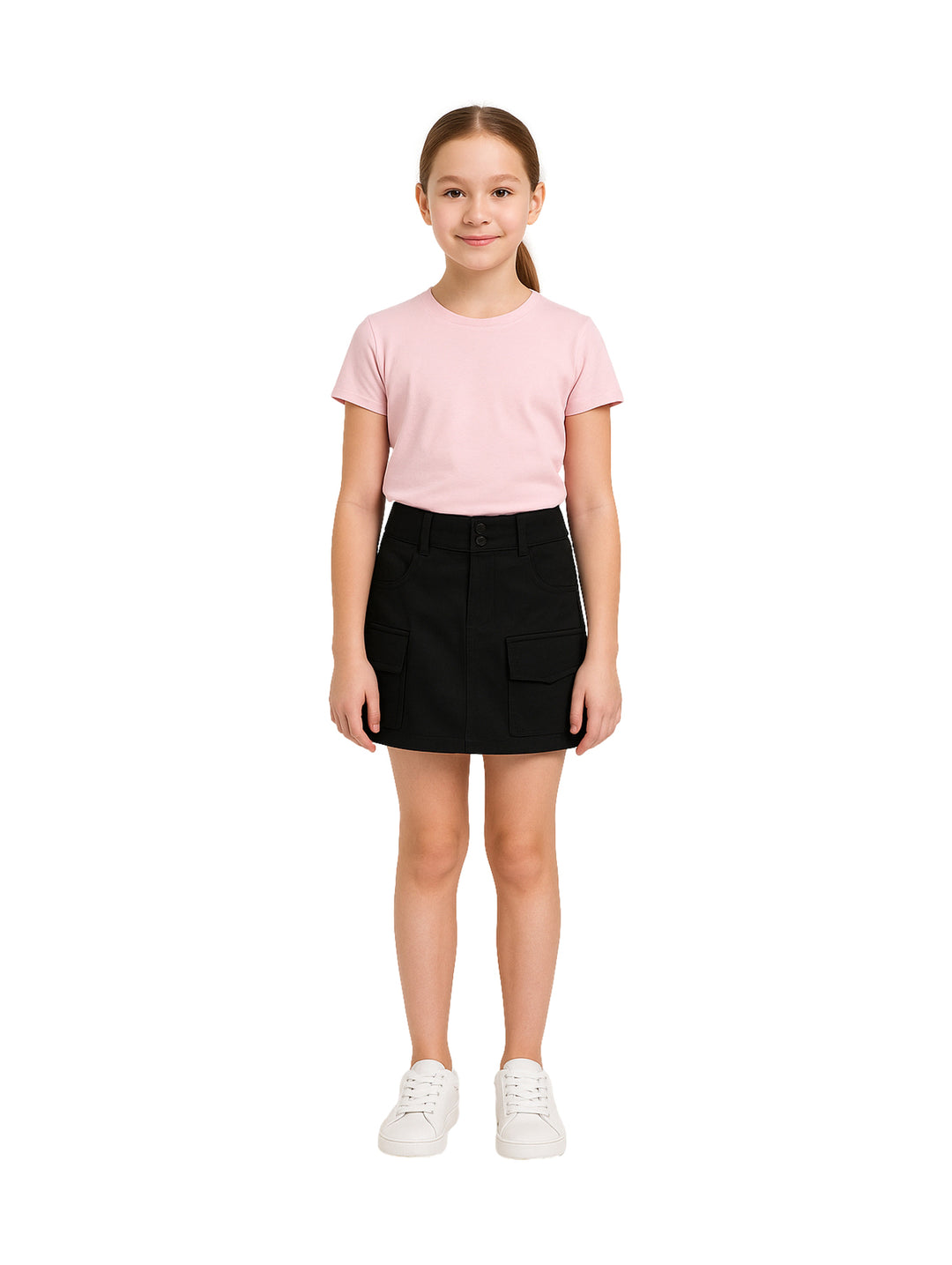 Niña modelando una falda corta color negro con bolsillos laterales y playera rosa.