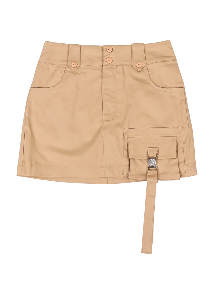 Niña vistiendo una falda corta color khaki con un bolsillo lateral tipo cargo y botones en la cintura.