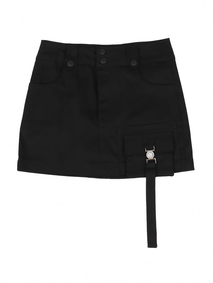 Niña vistiendo una falda cargo color negro con bolsillo lateral y camiseta blanca.