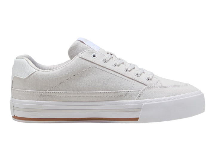 Tenis PUMA Court Classic Vulc en color gris claro con suela blanca y un detalle café en la base.