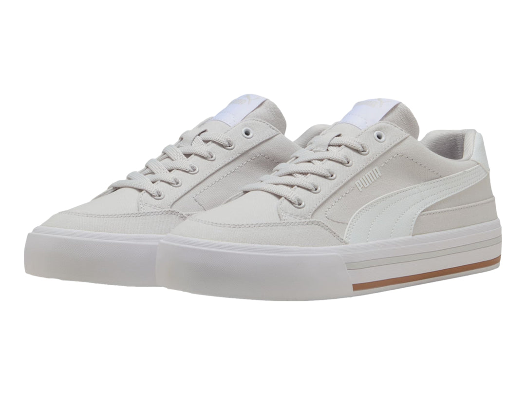 Tenis PUMA Court Classic Vulc en color gris claro con suela blanca y un detalle café en la base.