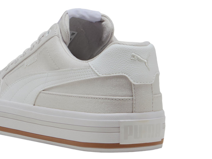 Tenis PUMA Court Classic Vulc en color gris claro con suela blanca y un detalle café en la base.