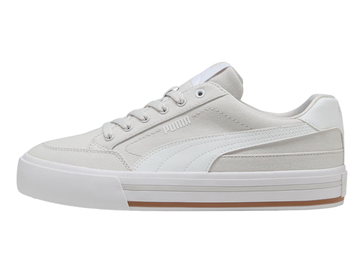 Tenis PUMA Court Classic Vulc en color gris claro con suela blanca y un detalle café en la base.