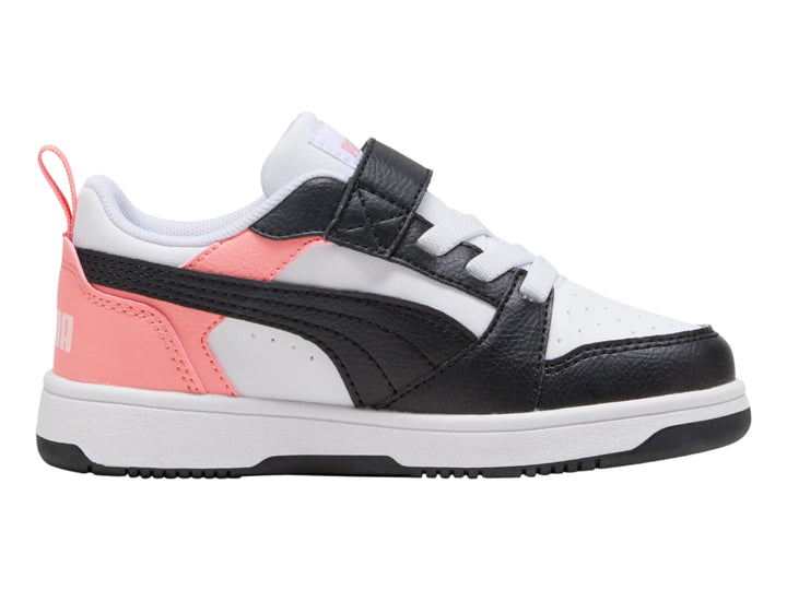 Tenis PUMA infantiles color blanco, negro y rosa con cierre de velcro y suela blanca.