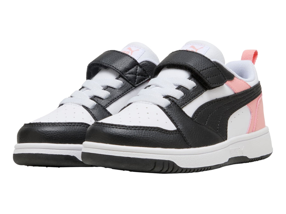 Tenis PUMA infantiles color blanco, negro y rosa con cierre de velcro y suela blanca.