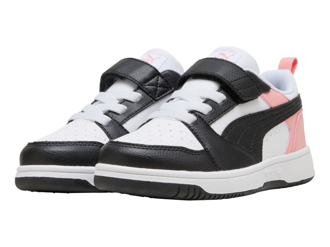 Tenis PUMA infantiles color blanco, negro y rosa con cierre de velcro y suela blanca.