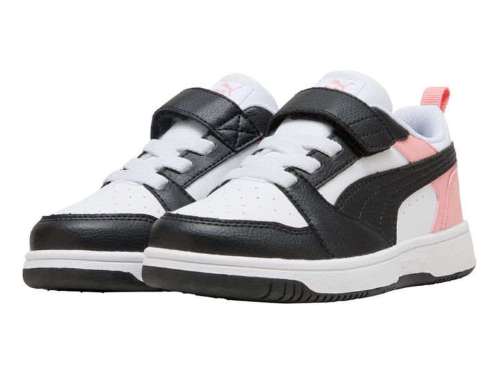 Tenis PUMA infantiles color blanco, negro y rosa con cierre de velcro y suela blanca.