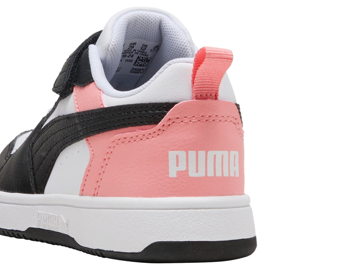 Tenis PUMA infantiles color blanco, negro y rosa con cierre de velcro y suela blanca.