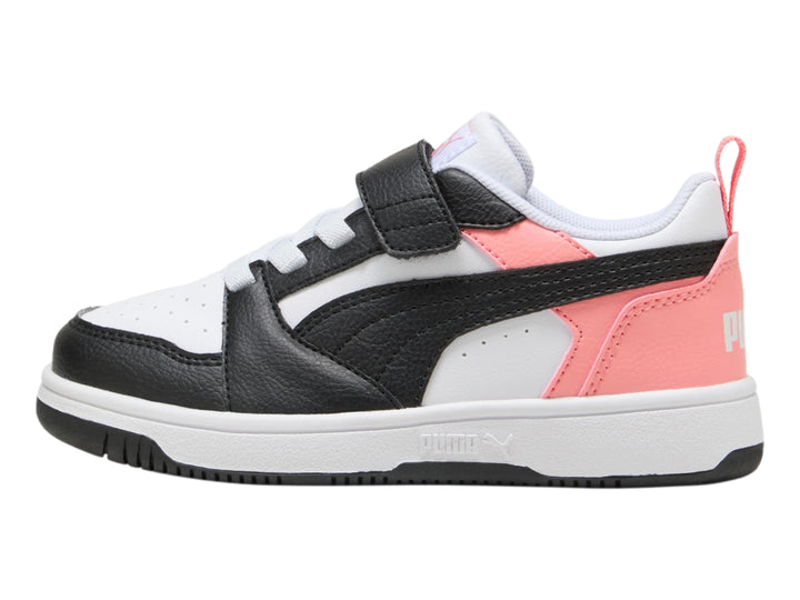 Tenis PUMA infantiles color blanco, negro y rosa con cierre de velcro y suela blanca.