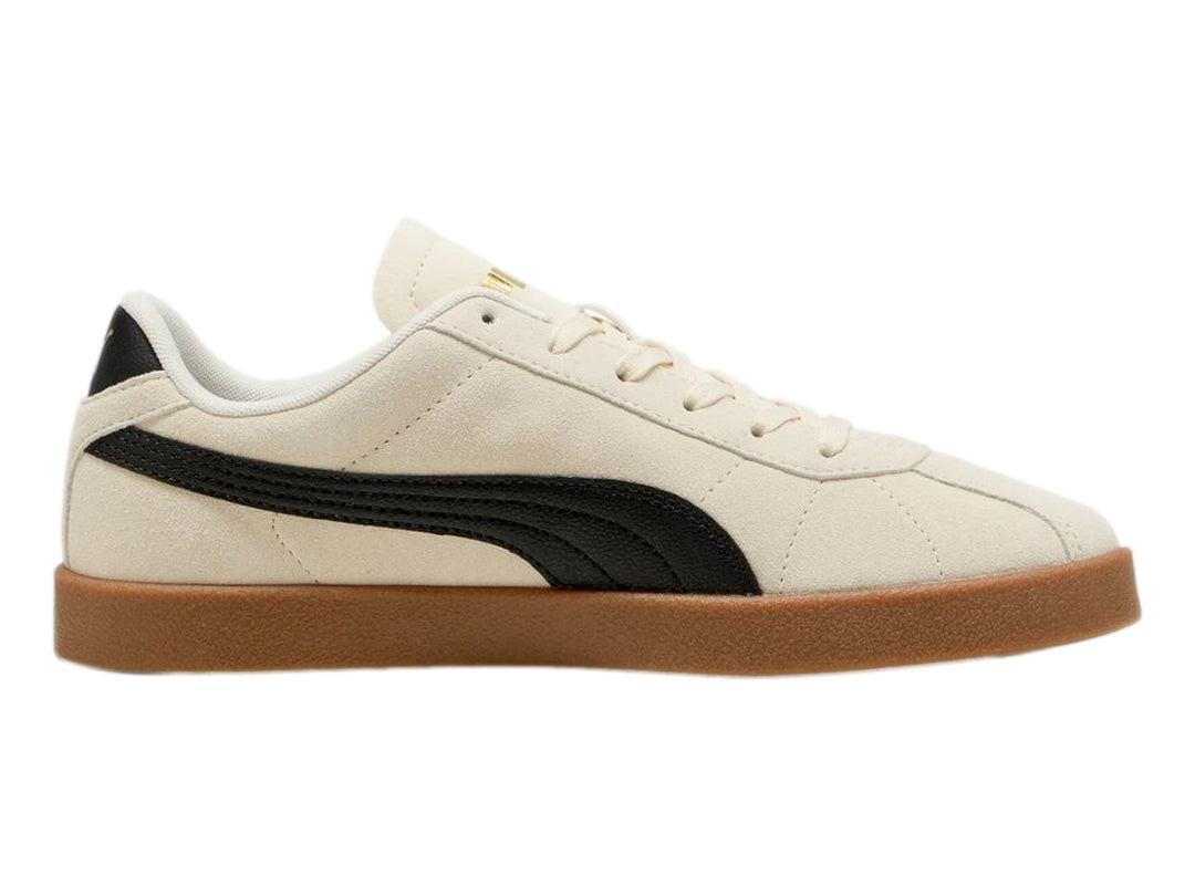 Tenis PUMA Club II en color blanco nieve con franja lateral negra y suela color café.