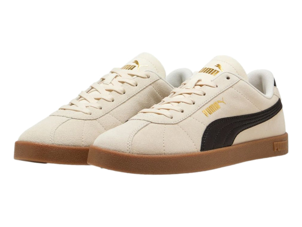 Tenis PUMA Club II en color blanco nieve con franja lateral negra y suela color café.