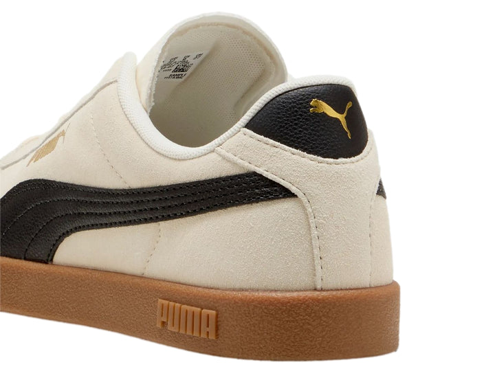 Tenis PUMA Club II en color blanco nieve con franja lateral negra y suela color café.
