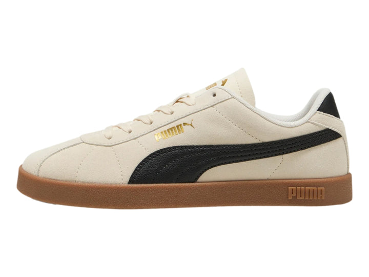 Tenis PUMA Club II en color blanco nieve con franja lateral negra y suela color café.