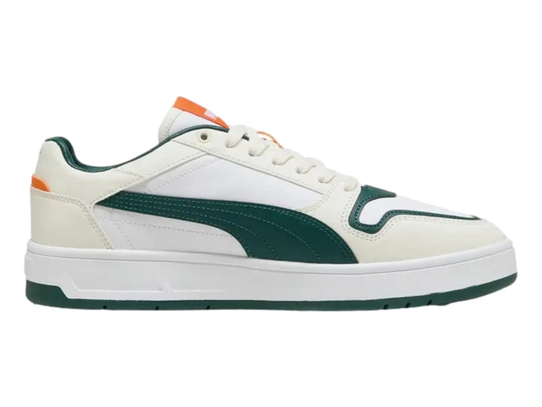 Tenis PUMA blancos con franja verde oscuro y detalles naranjas, estilo Court Classic Street.