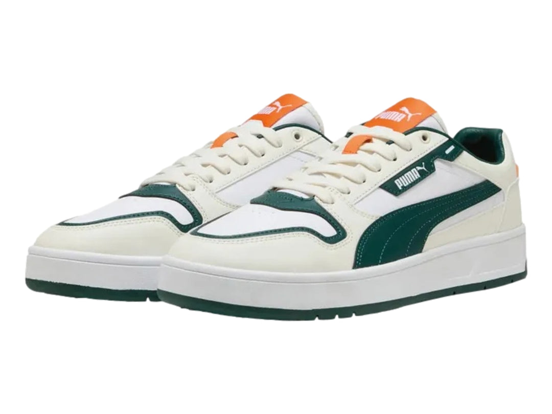 Tenis PUMA blancos con franja verde oscuro y detalles naranjas, estilo Court Classic Street.
